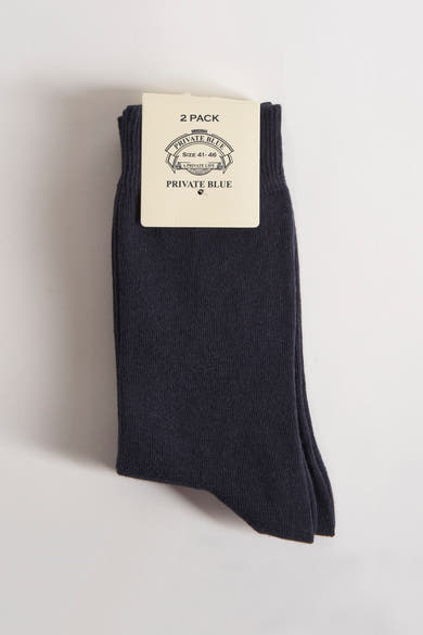 Set van twee blauwe geribbelde sokken van PRIVATE BLUE, met een label.