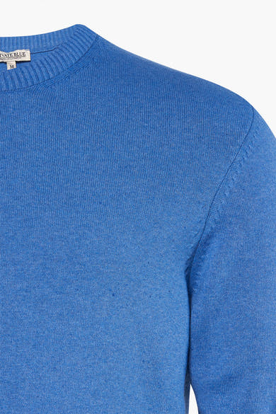 Pull à col rond bleu de PRIVATE BLUE, en tricot côtelé sur le col et le haut du corps.