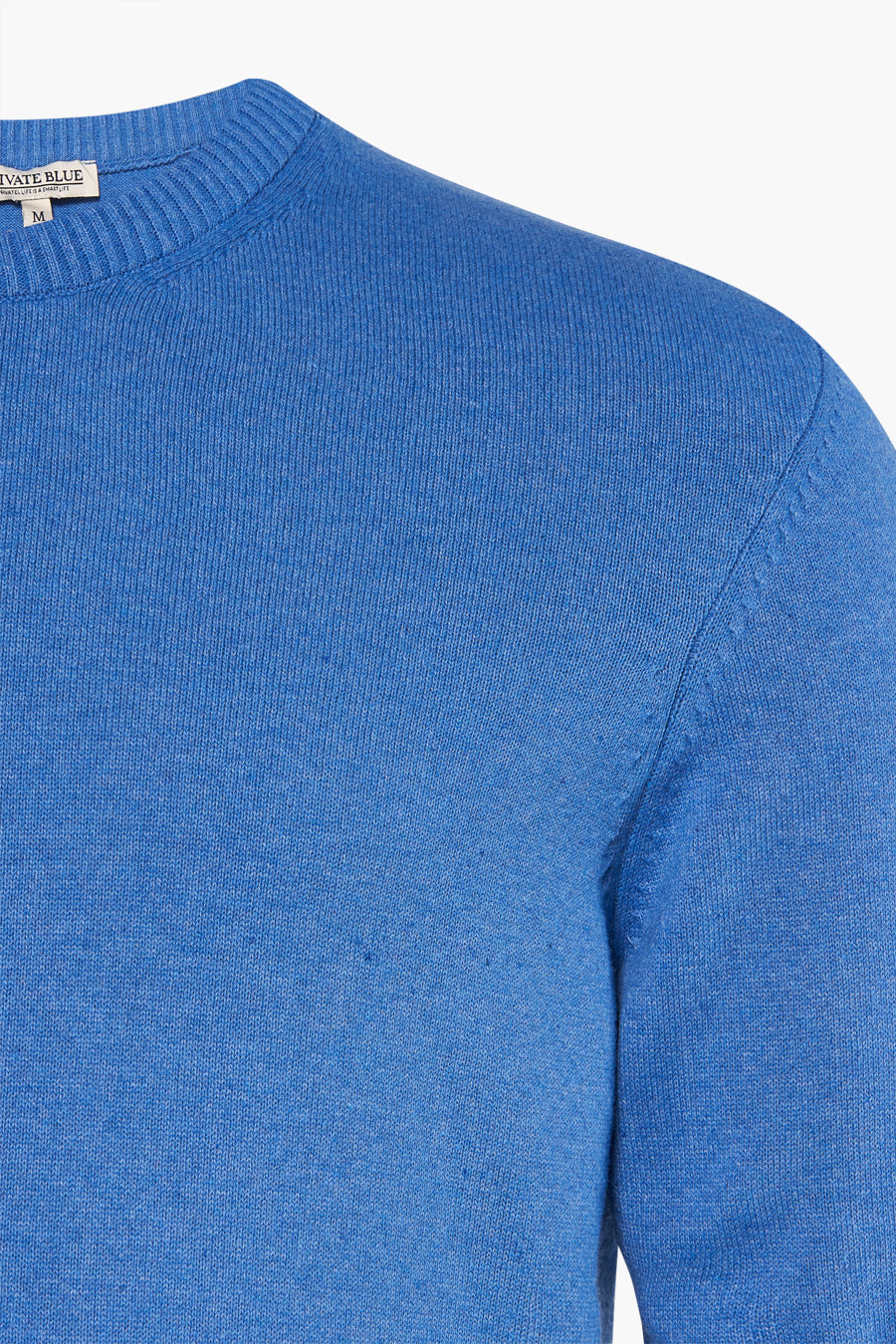 Pull à col rond bleu de PRIVATE BLUE, en tricot côtelé sur le col et le haut du corps.