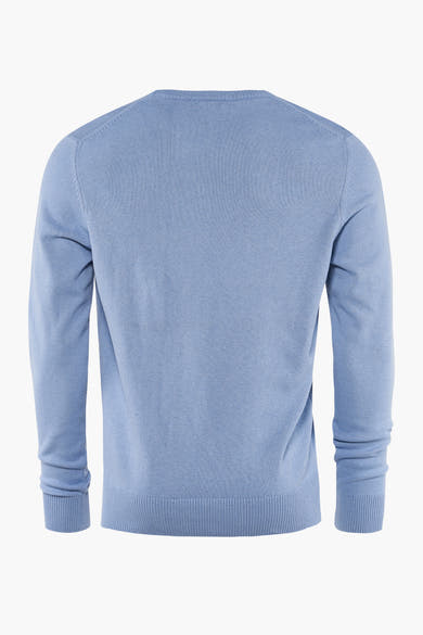 Ronde hals trui blauw van PRIVATE BLUE, in fijne, effen breiwerk, in close-up gepresenteerd.
