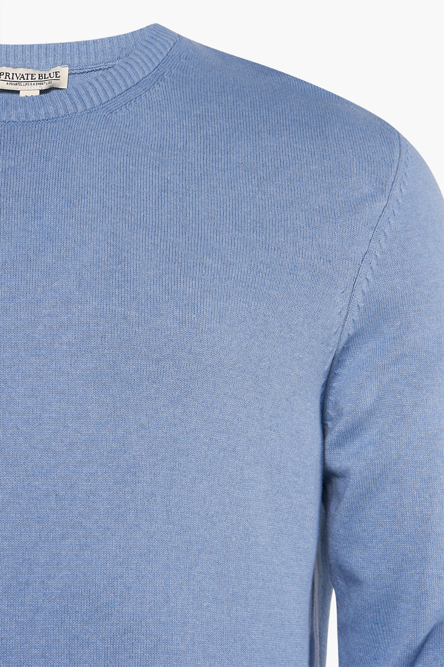 Pull à col rond bleu de PRIVATE BLUE, en maille fine et unie, présenté en gros plan.
