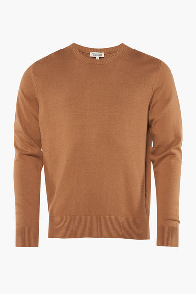 Pull à col rond brun par PRIVATE BLUE en tricot fin et manches longues.