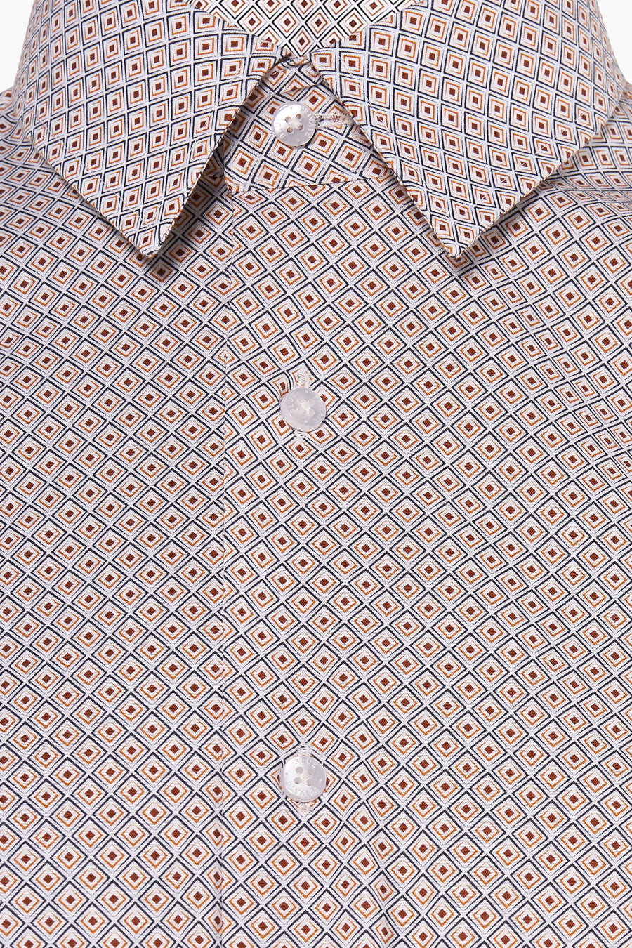 Chemise à manches longues multicolore de PRIVATE BLUE, motif à losanges marron et marine, avec boutons blancs.