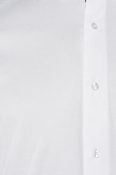 Chemise à manches longues blanche de PRIVATE BLUE, avec une patte de boutonnage sur le devant.