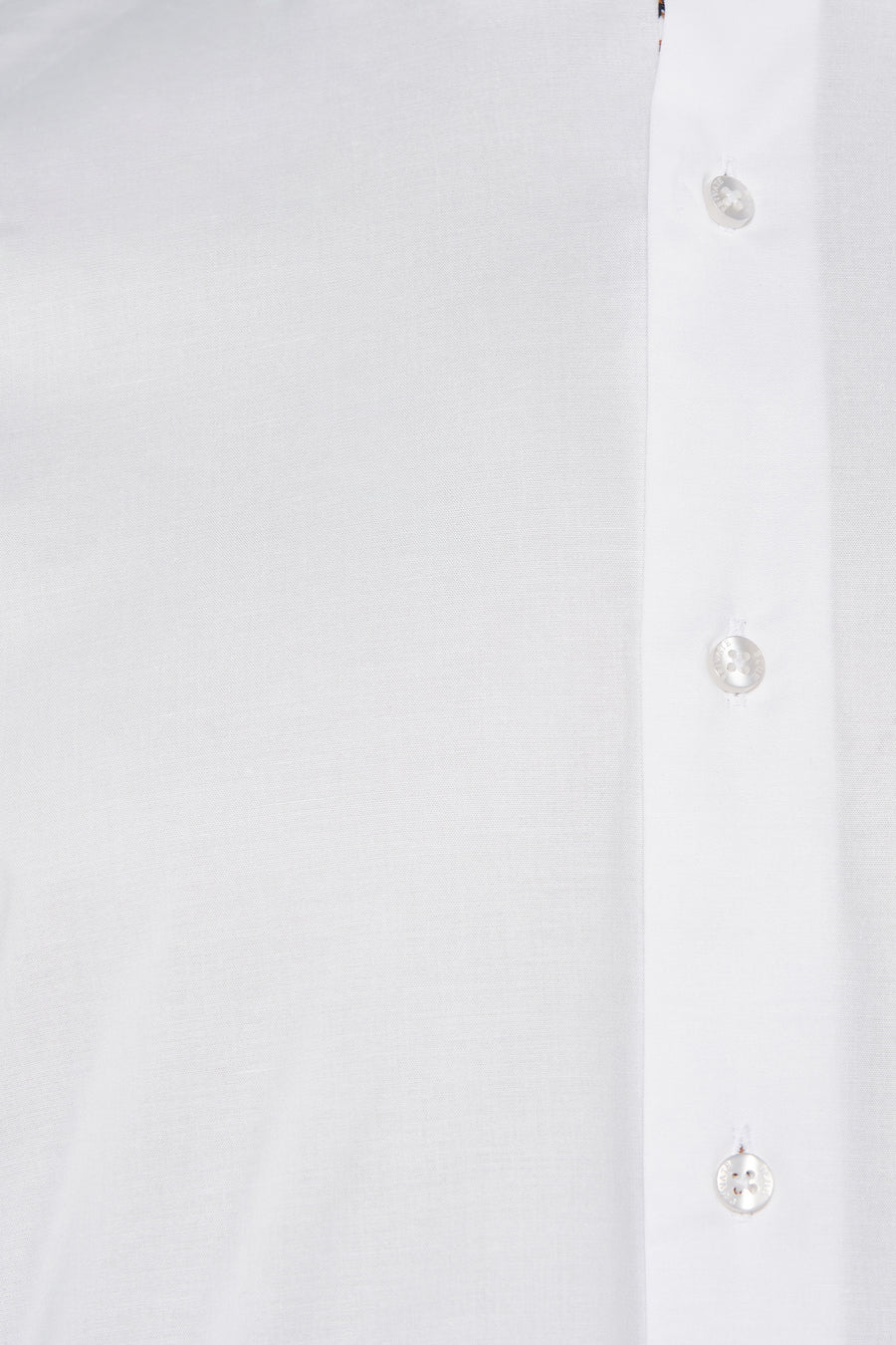 Chemise à manches longues blanche de PRIVATE BLUE, avec une patte de boutonnage sur le devant.