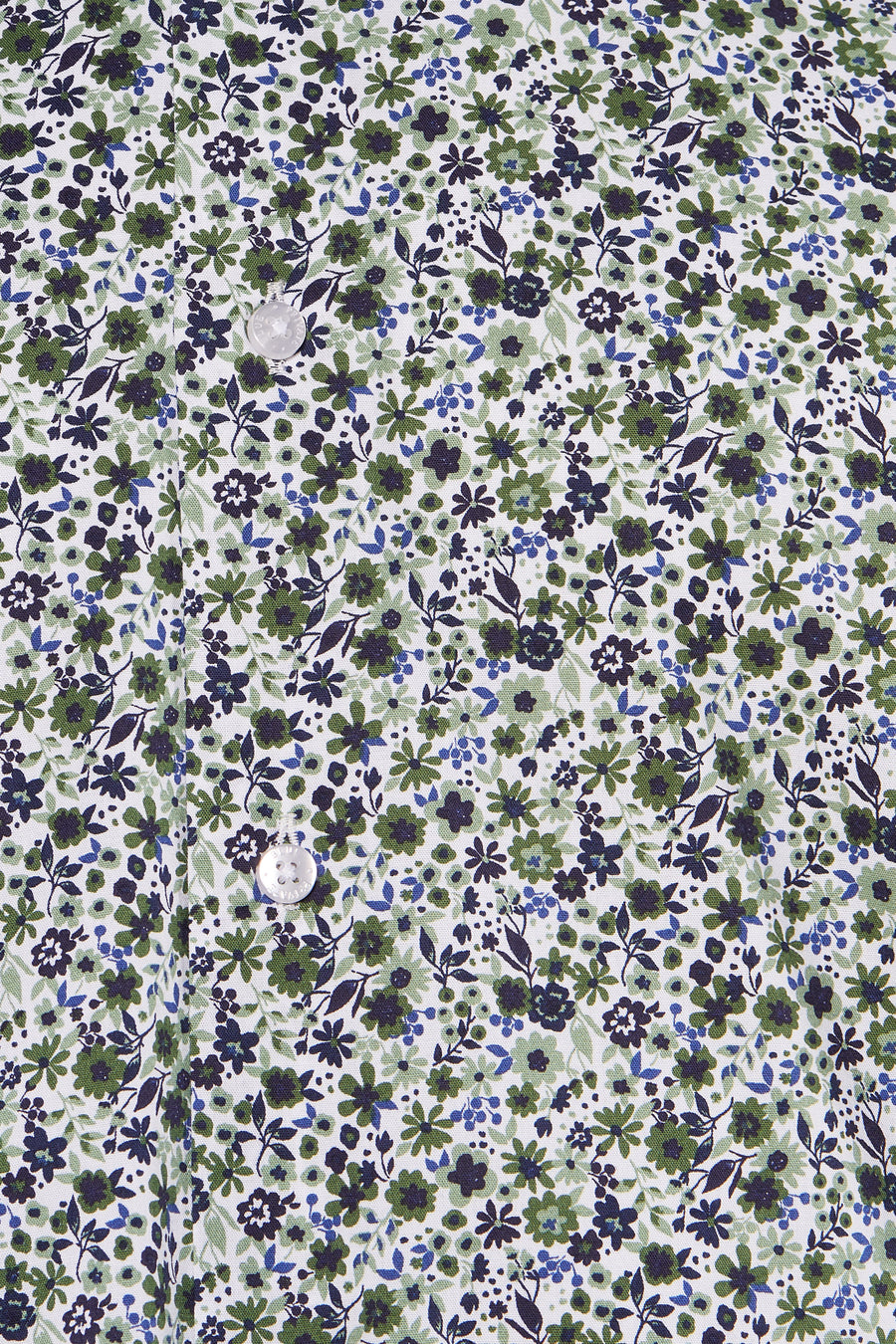 Chemise à manches longues multicolore de PRIVATE BLUE avec un motif floral et des boutons visibles.
