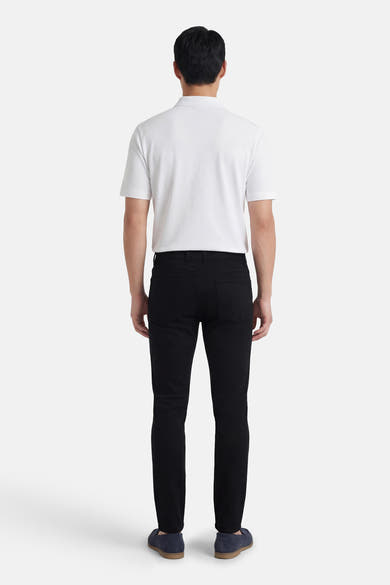 Pantalon noir de PRIVATE BLUE, porté avec un polo blanc et des mocassins bleus, vue de dos.