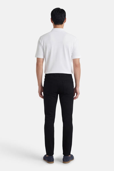 Zwarte broek van PRIVATE BLUE, gedragen met een witte polo en blauwe loafers, achtergezicht.