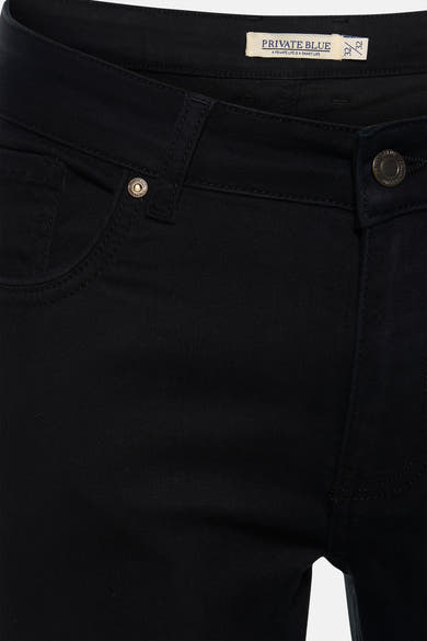 Pantalon noir de PRIVATE BLUE avec bouton et poche avant.
