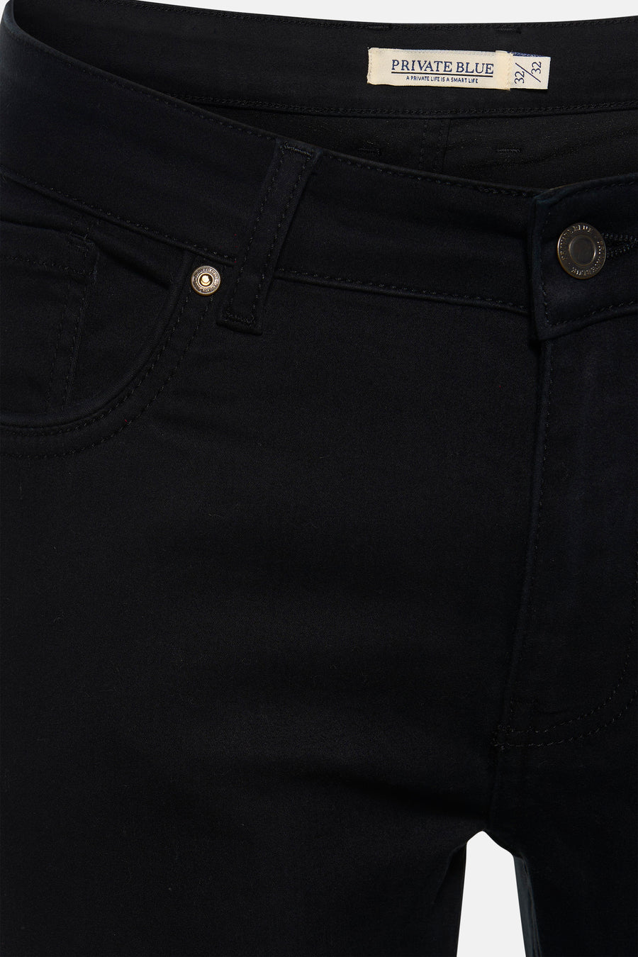 Pantalon noir de PRIVATE BLUE avec bouton et poche avant.
