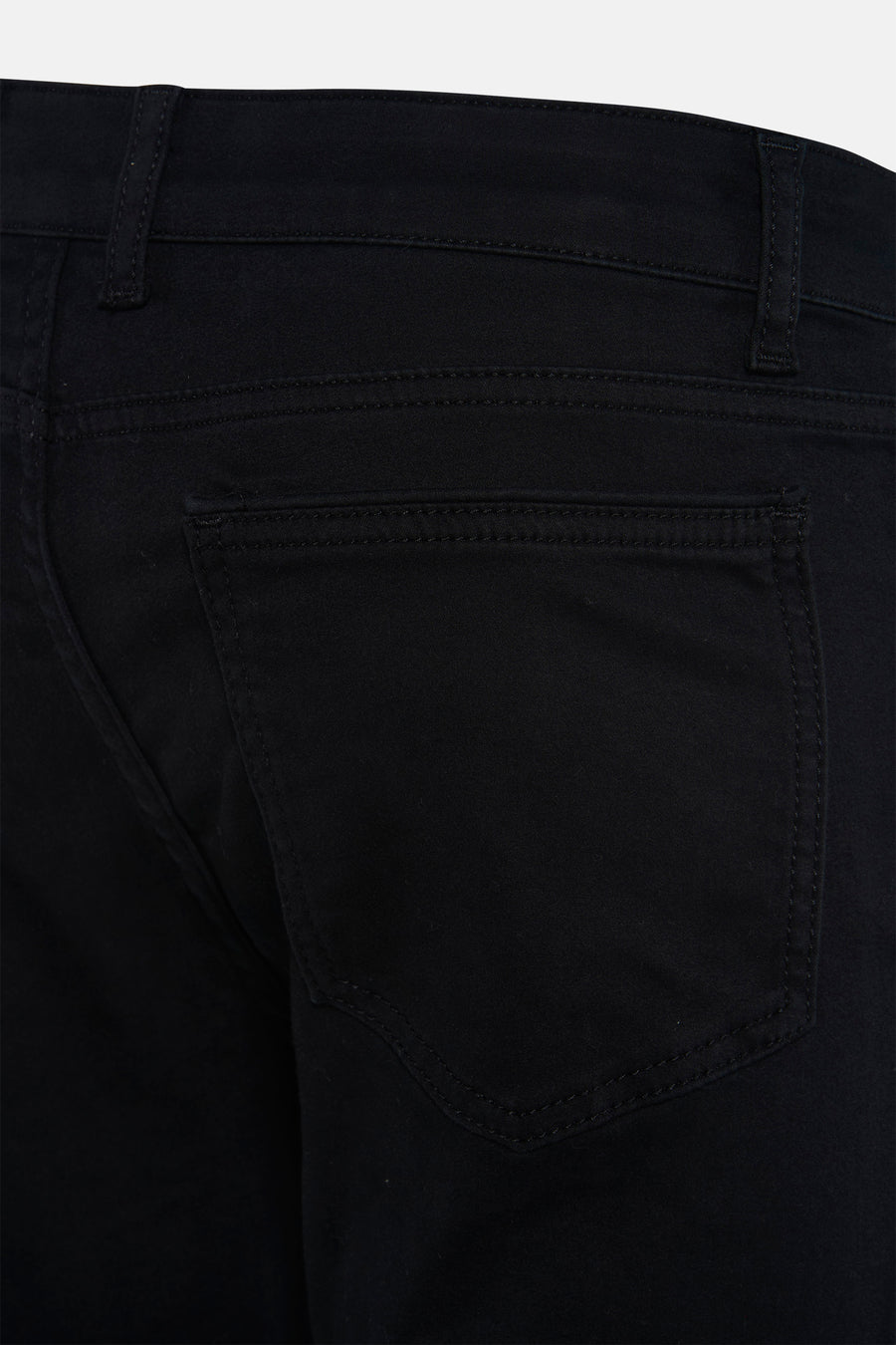 Pantalon coloré noir de PRIVATE BLUE, détail de la poche arrière et de la ceinture.