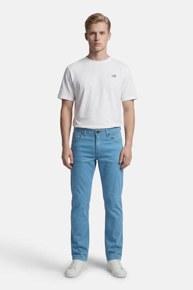 Kleurrijke blauwe broek van PRIVATE BLUE, gedragen met een wit T-shirt en witte sportschoenen.