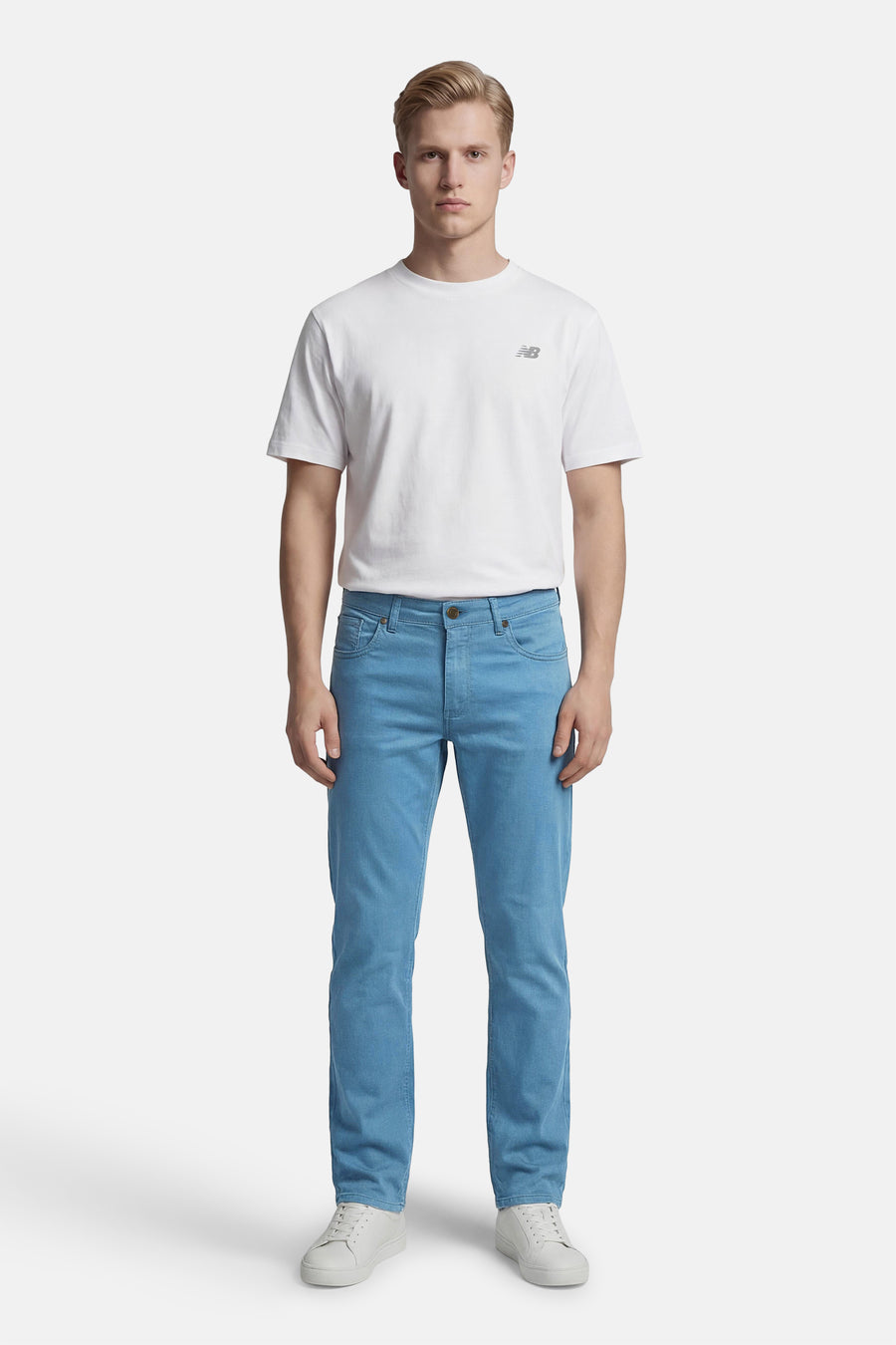 Kleurrijke blauwe broek van PRIVATE BLUE, gedragen met een wit T-shirt en witte sportschoenen.