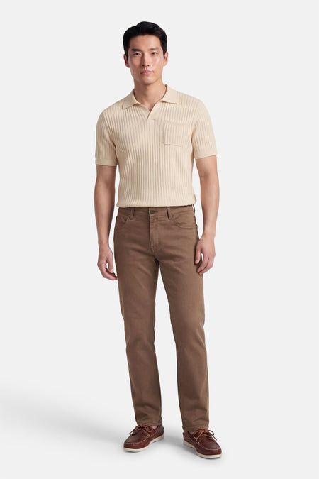 Pantalon coloré brun de PRIVATE BLUE, porté avec un polo beige côtelé et des chaussures bateau en cuir marron.