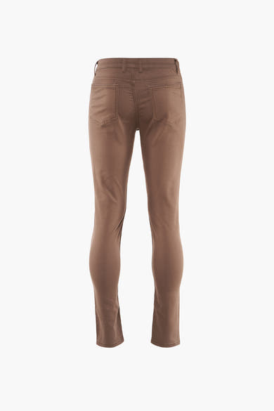 Bruine kleurige broek van PRIVATE BLUE, met achterzakken, op een witte achtergrond.