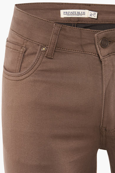 Bruine kleurige broek van PRIVATE BLUE, met zijzak en knoopdetail.