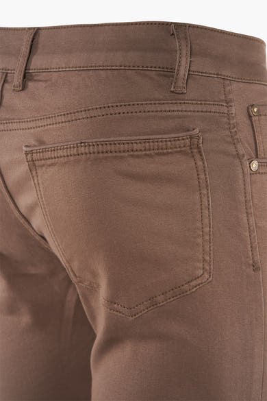 Bruine kleurige broek van PRIVATE BLUE, achterzakdetail met toon-op-toon stiksels.