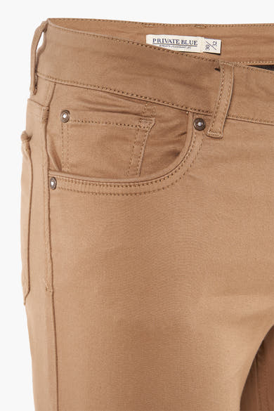 Kaki kleurrijke broek van PRIVATE BLUE, met voorzakken en stikseldetails.