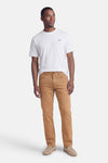 Beige kleurrijke broek van PRIVATE BLUE, gedragen met een wit T-shirt en suède loafers.