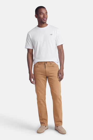 Pantalon coloré beige de PRIVATE BLUE, porté avec un t-shirt blanc et des mocassins en daim.