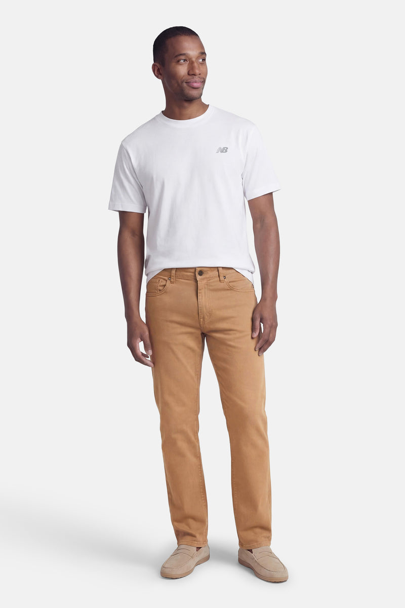 Pantalon coloré beige de PRIVATE BLUE, porté avec un t-shirt blanc et des mocassins en daim.
