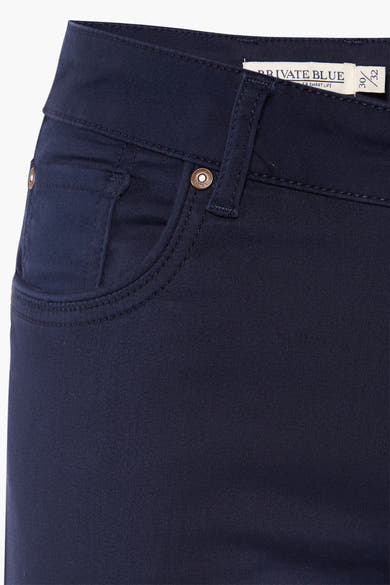 Kleurrijke blauwe broek van PRIVATE BLUE, met zichtbare zak en knoop.