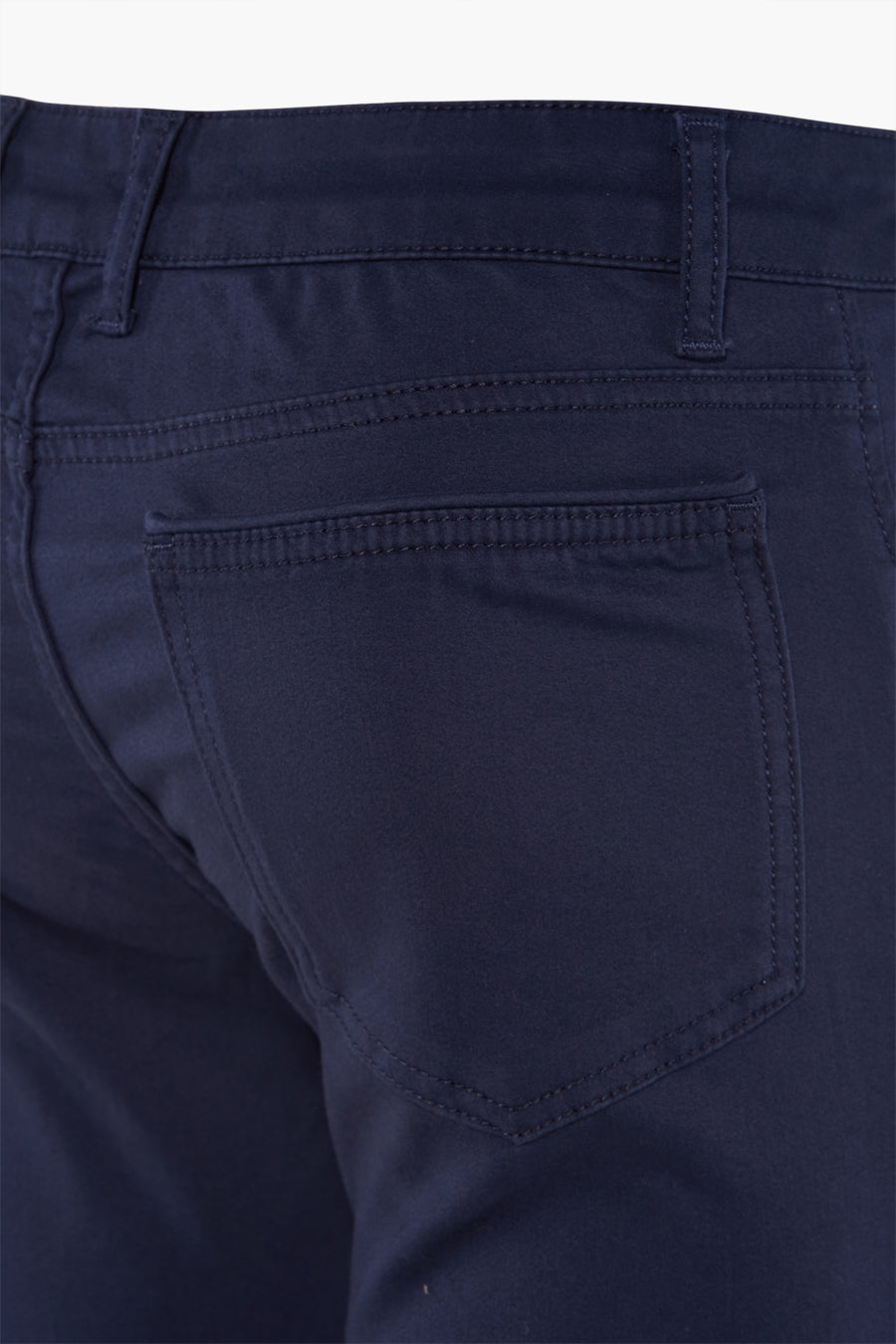 Gekleurde blauwe broek van PRIVATE BLUE, achterzakdetail en riemlussen.