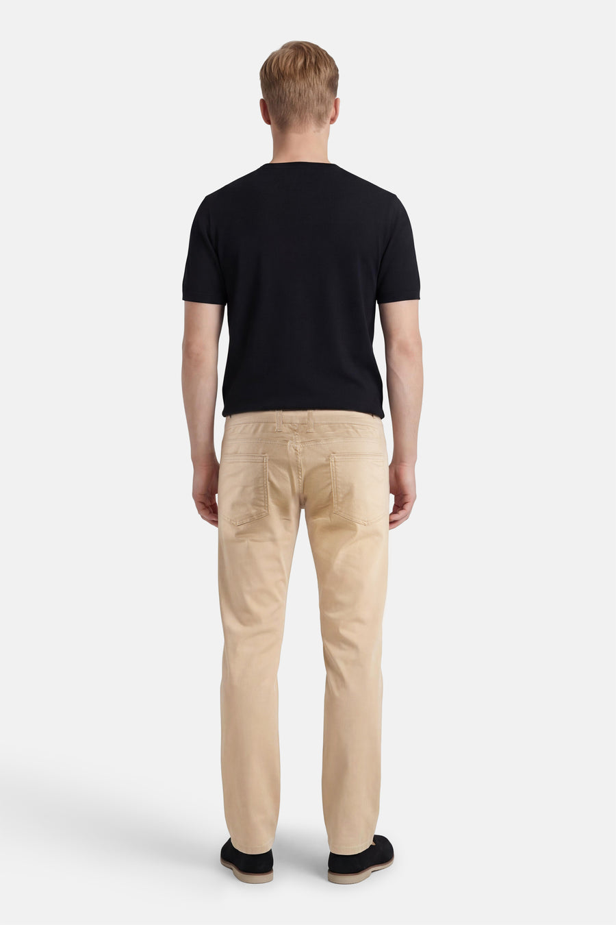 Beige kleurrijke broek van PRIVATE BLUE, rechte pasvorm, gedragen met een zwart T-shirt en donkere schoenen.