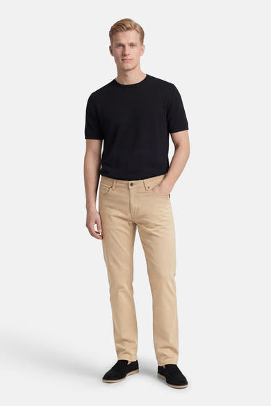 Beige kleurrijke broek van PRIVATE BLUE, gedragen met een zwart T-shirt en mocassins.