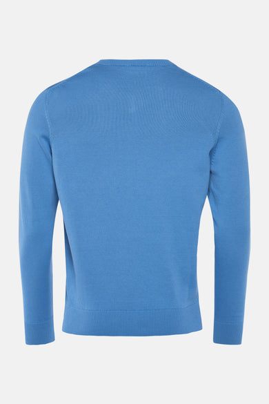 Pull à col en V bleu de PRIVATE BLUE, en maille fine, vue de dos sur fond clair.
