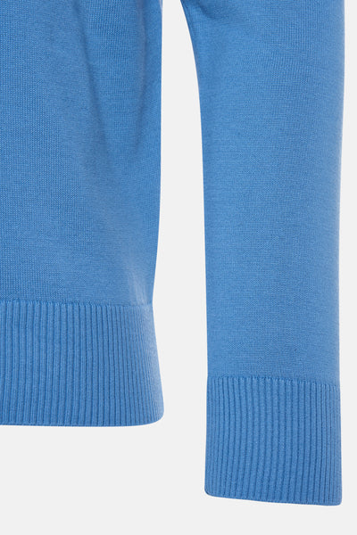 Pull à col en V bleu de PRIVATE BLUE, en maille fine avec bordure côtelée, en gros plan.
