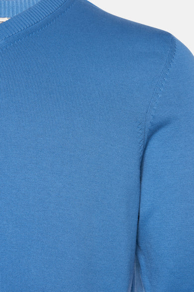 Pull en coton bleu par PRIVATE BLUE, avec texture tricotée et manches longues.