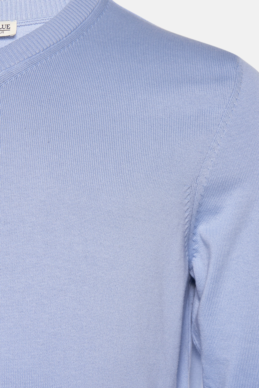 Lichtblauw V-hals trui van PRIVATE BLUE, in fijne brei met een subtiele geribbelde textuur.