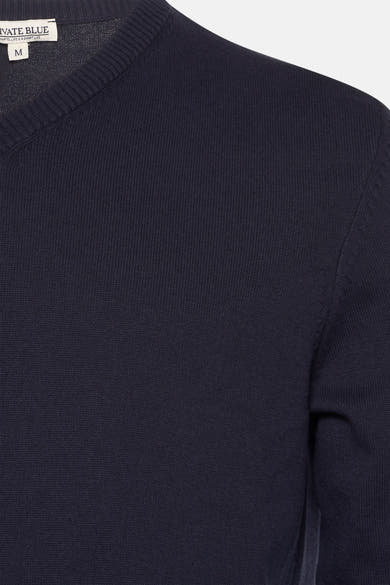 Marineblauwe V-hals trui van PRIVATE BLUE, zichtbare gebreide textuur en klassieke pasvorm.