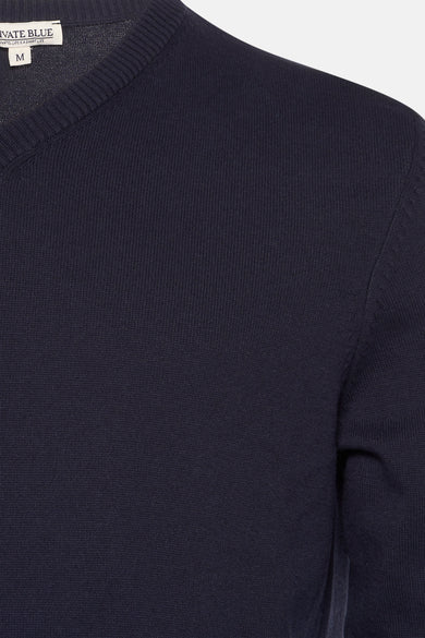 Pull bleu marine à col en V de PRIVATE BLUE, texture tricotée visible et coupe classique.