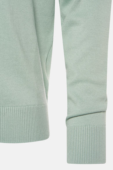 Pull à col en V vert de PRIVATE BLUE, en maille côtelée, avec bordures de même couleur.