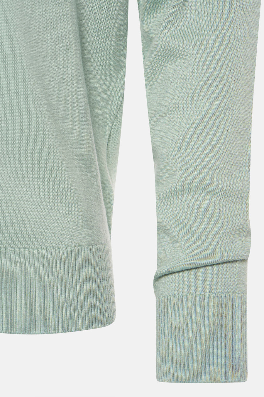 Pull à col en V vert de PRIVATE BLUE, en maille côtelée, avec bordures de même couleur.