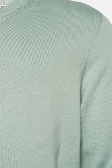 Pull à col en V vert de PRIVATE BLUE, en maille fine, avec une manche longue et un col rond.