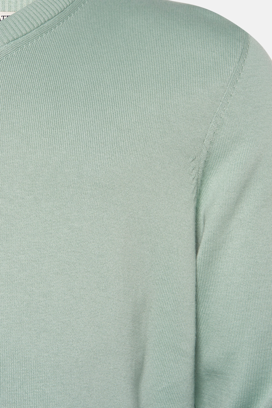 Pull à col en V vert de PRIVATE BLUE, en maille fine, avec une manche longue et un col rond.