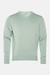 Pull à col en V vert de PRIVATE BLUE, en maille fine et manches longues.