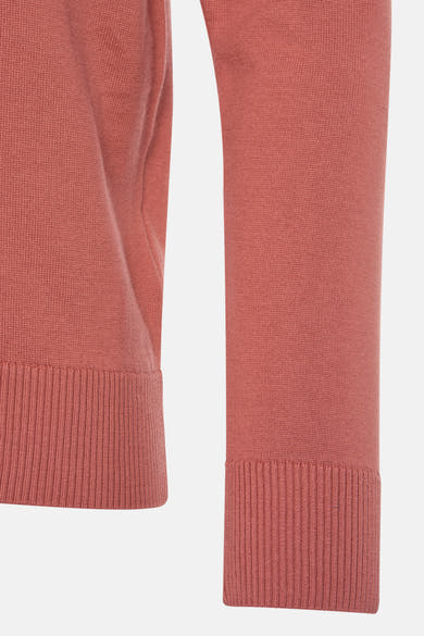 Pull à col en V orange de PRIVATE BLUE, en maille fine avec finitions côtelées aux poignets et à l'ourlet.