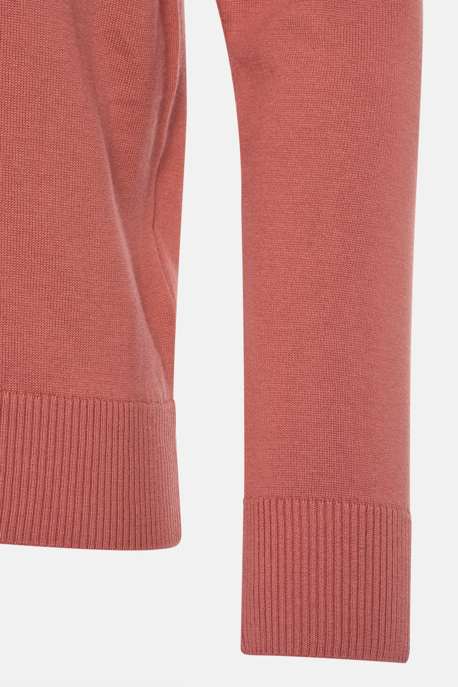 Pull à col en V orange de PRIVATE BLUE, en maille fine avec finitions côtelées aux poignets et à l'ourlet.