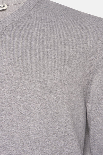 Grijze V-hals trui van PRIVATE BLUE, in fijne textuur gebreid, V-hals detail.