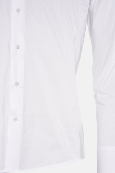 Chemise blanche à manches longues de PRIVATE BLUE, avec boutons transparents sur le devant.