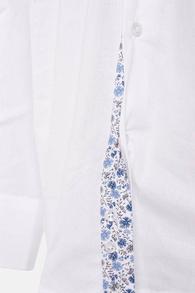 Chemise à manches longues blanche de PRIVATE BLUE, avec motif floral bleu et gris sur la patte de boutonnage.