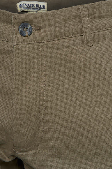 Short kaki de PRIVATE BLUE, détail du bouton et passants de ceinture visibles.