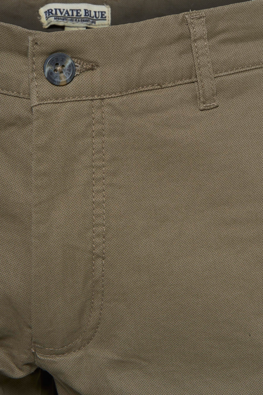 Short kaki de PRIVATE BLUE, détail du bouton et passants de ceinture visibles.