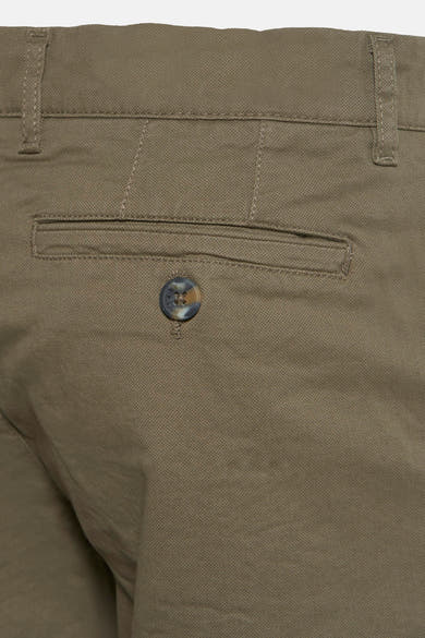 Short kaki by PRIVATE BLUE, détail de la poche arrière boutonnée et des passants de ceinture.
