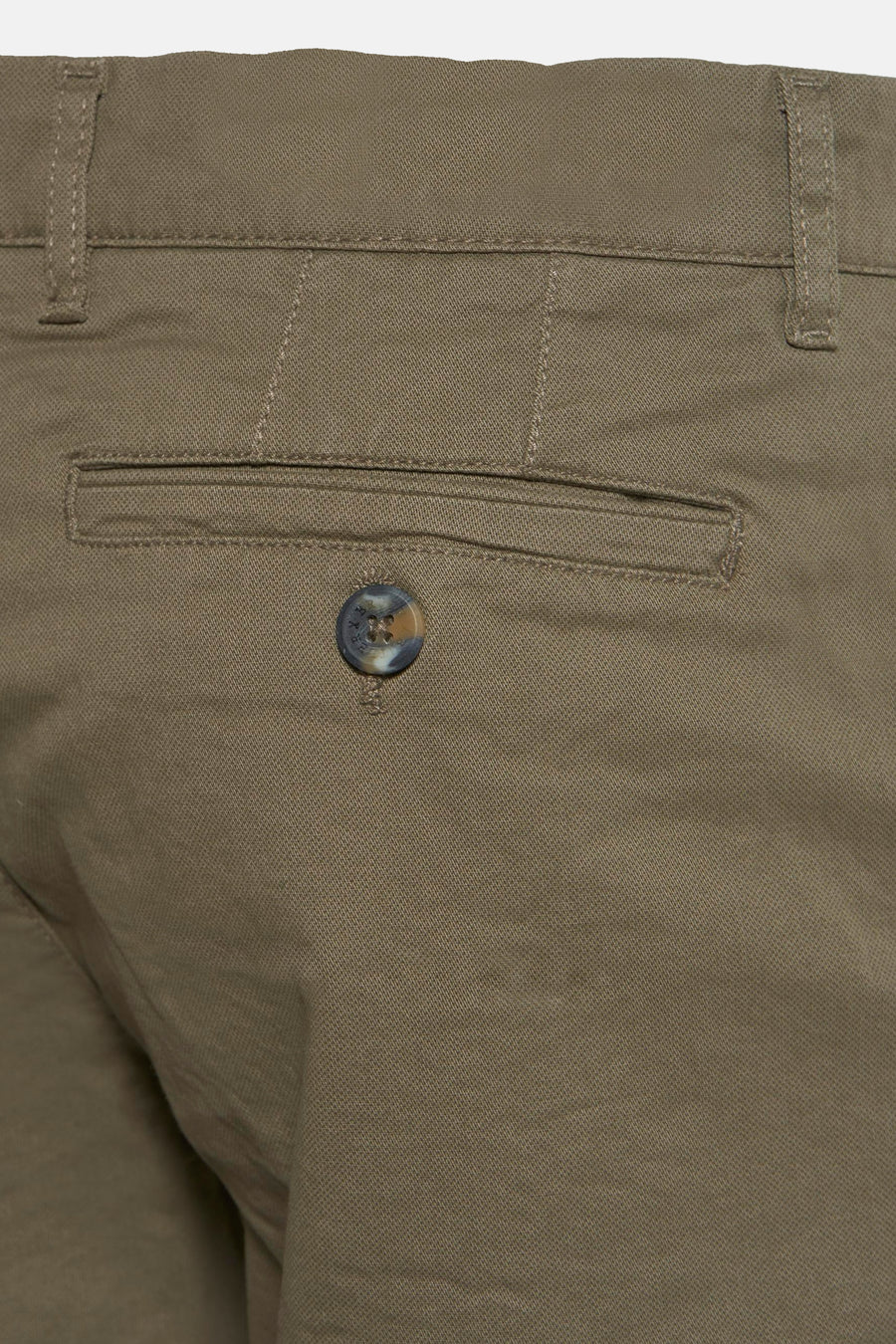 Short kaki by PRIVATE BLUE, détail de la poche arrière boutonnée et des passants de ceinture.
