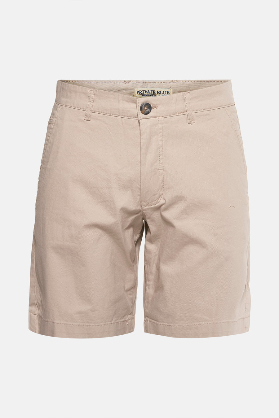 Short beige par PRIVATE BLUE avec une fermeture à bouton apparente et poches latérales.